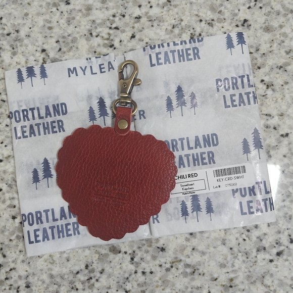 Portland leather Sweetheart Keychain (Chili Red) - Picture 3 of 6